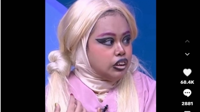 Cosplay Jadi Barbie, Dandanan Kekeyi Bikin Istigfar: Warna Lipstik dan Alis Ketuker