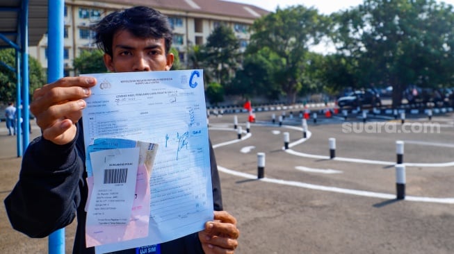 Peserta dinyataka lulus usai ujian praktik SIM C di Satpas Polda Metro Jaya, Jalan Daan Mogot, Jakarta, Selasa (8/8/2023). [Suara.com/Alfian Winanto]