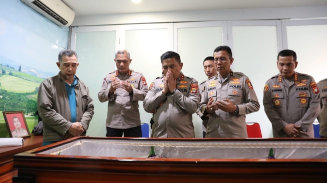 Kapolsek Jatinegara Tutup Usia Usai Salat Zuhur, Kapolda Metro Jaya Bertakziah di RS Polri Kramat Jati
