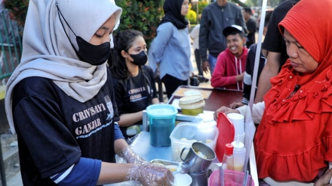 Bantu Promosi, Crivisaya Ganjar Borong Produk UMKM dan Bagikan ke Warga di Kota Palembang