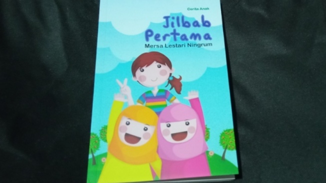 Ulasan Buku Jilbab Pertama: Kisah Keluarga yang Bahagia