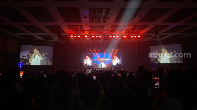 Solois Crush sukses menggelar konser tunggalnya di Indonesia yang bertajuk Crush Hour in Jakarta di The Kasablanka Hall, Jakarta pada Selasa (8/8/2023). [Suara.com/Tiara Rosana]