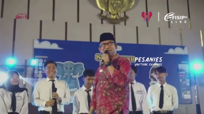 Bupati Banyumas PDIP Achmad Husein saat bertanya pilihan presiden 2024 kepada mahasiswa Universitas Soedirman (Unsoed). (YouTube Pesanies)