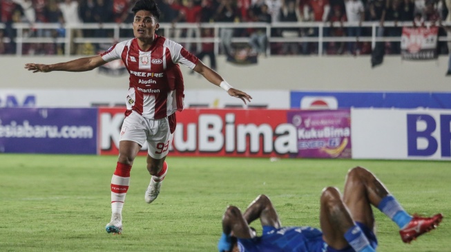 Pesepak bola Persis Solo Ramadhan Sananta berselebrasi usai mencetak gol ke gawang Persib Bandung pada pertandingan BRI Liga I di Stadion Manahan, Solo, Jawa Tengah, Selasa (8/8/2023). Persis Solo menang atas Persib Bandung dengan skor 2-1. ANTARA FOTO/Mohammad Ayudha/Spt.