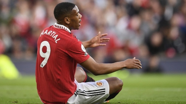 Penyerang Manchester United, Anthony Martial tampil di Liga Inggris musim lalu. [OLI SCARFF / AFP]