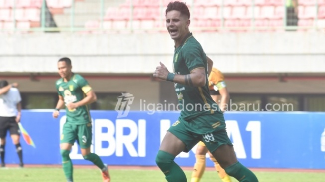 Pemain Persebaya Surabaya, Bruno Moreira merayakan gol ke gawang Bhayangkara FC pada laga BRI Liga 1 di Stadion Patriot Bekasi, Selasa (8/8). [dok. LIB]