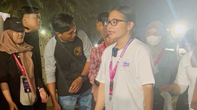 Potret Prilly Latuconsina mungutin sampah di JFC 2023 (Instagram/@prillylatuconsina96)