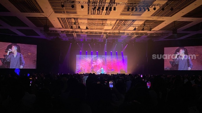 Solois Crush sukses menggelar konser tunggalnya di Indonesia yang bertajuk Crush Hour in Jakarta di The Kasablanka Hall, Jakarta pada Selasa (8/8/2023). [Suara.com/Tiara Rosana]