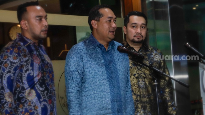 Mantan Menteri Perdagangan Muhammad Lutfi (tengah) memberikan pernyataan pers usai menjalani pemeriksaan di Kejaksaan Agung, Jakarta, Rabu (9/8/2023). [Suara.com/Alfian Winanto]