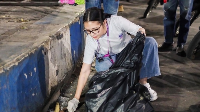 Potret Prilly Latuconsina mungutin sampah di JFC 2023 (Instagram/@prillylatuconsina96)