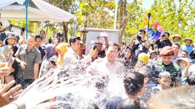 Moment Lucu Ketika Menhan Prabowo Subianto Basah-basahan Main Air Bersama Belasan Anak di Gunungkidul