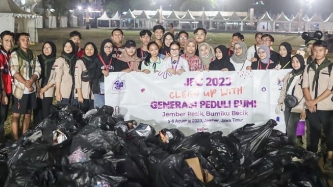 Potret Prilly Latuconsina mungutin sampah di JFC 2023 (Instagram/@prillylatuconsina96)