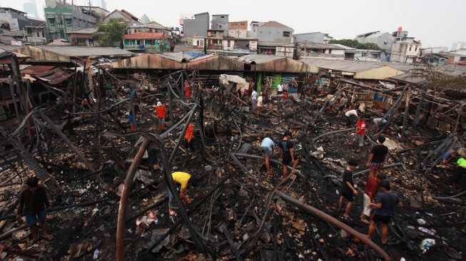 Sejumlah warga mencari sisa barang pascakebakaran kios Pasar Kambing di Jalan Sabeni Raya, Kebon Melati, Tanah Abang, Jakarta Pusat, Rabu (9/8/2023). [ANTARA FOTO/Reno Esnir].