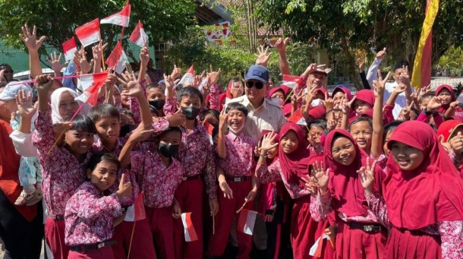 Menteri Pertahanan (Menhan) Prabowo Subianto saat menyapa anak-anak sekolah dasar di Kabupaten Gunung Kidul Yogyakarta, Rabu (9/8/2023). (Dok. Tim media Prabowo Subianto)