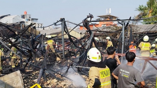 Petugas damkar dari Sudin Gulkarmat Jakarta Pusat memadamkan kebakaran di Jalan Sabeni atau dikenal sebagai lokasi Pasar Kambing, Tanah Abang, Jakarta Pusat, Rabu (9/8/2023). (Ist)