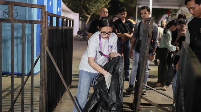 Potret Prilly Latuconsina mungutin sampah di JFC 2023 (Instagram/@prillylatuconsina96)