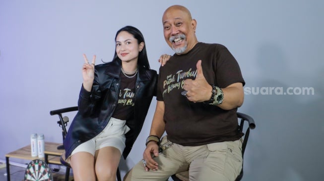 Aktris Clara Bernadeth dan Aktor Indro Warkop ketika diwawancara saat berkunjung ke Kantor Suara.com di Kuningan, Jakarta, Rabu (9/8/2023). [Suara.com/Alfian Winanto]