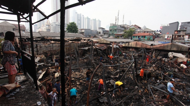 Warga mencari sisa barang pascakebakaran kios Pasar Kambing di Jalan Sabeni Raya, Kebon Melati, Tanah Abang, Jakarta Pusat, Rabu (9/8/2023).[ANTARA FOTO/Reno Esnir].