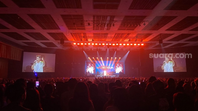 Solois Crush sukses menggelar konser tunggalnya di Indonesia yang bertajuk Crush Hour in Jakarta di The Kasablanka Hall, Jakarta pada Selasa (8/8/2023). [Suara.com/Tiara Rosana]