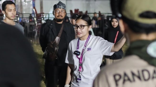 Potret Prilly Latuconsina mungutin sampah di JFC 2023 (Instagram/@prillylatuconsina96)