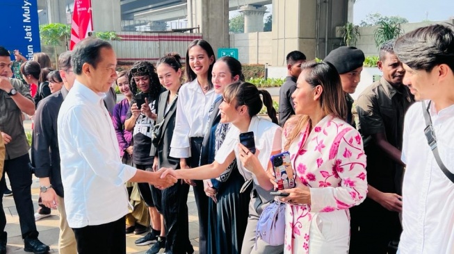 Presiden Joko Widodo (Jokowi) bersama penggiat seni saat menjajal LRT pada Kamis (10/8/2023). [Foto: Laily Rachev - Biro Pers Sekretariat Presiden]