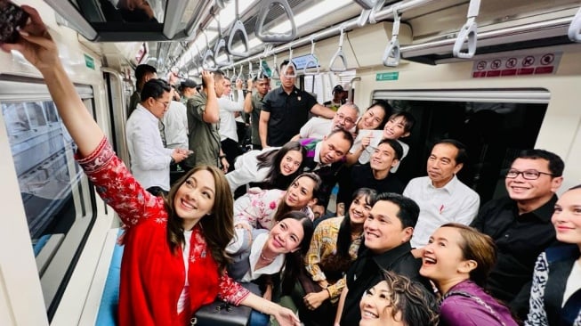 Presiden Joko Widodo (Jokowi) bersama penggiat seni saat mau menjajal LRT pada Kamis (10/8/2023). [Foto: Laily Rachev - Biro Pers Sekretariat Presiden]