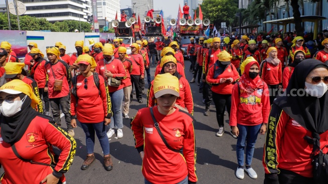 Buruh melakukan aksi demonstrasi di Jalan MH Thamrin menuju kawasan Monumen Nasional, Jakarta, Kamis (10/8/2023). [Suara.com/Alfian Winanto]