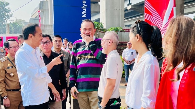 Presiden Joko Widodo (Jokowi) bersama Cak Lontong dan penggiat seni saat menjajal LRT pada Kamis (10/8/2023). [Foto: Laily Rachev - Biro Pers Sekretariat Presiden]