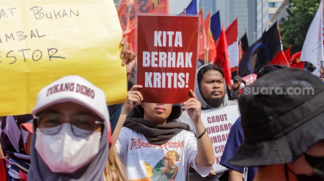 Buruh melakukan aksi demonstrasi di Jalan MH Thamrin menuju kawasan Monumen Nasional, Jakarta, Kamis (10/8/2023). [Suara.com/Alfian Winanto]