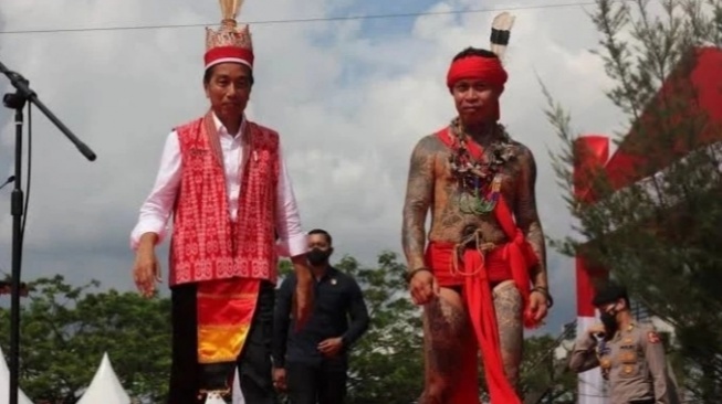 Profil Panglima Jilah: Ketua Adat Dayak yang 'Perangi' Rocky Gerung