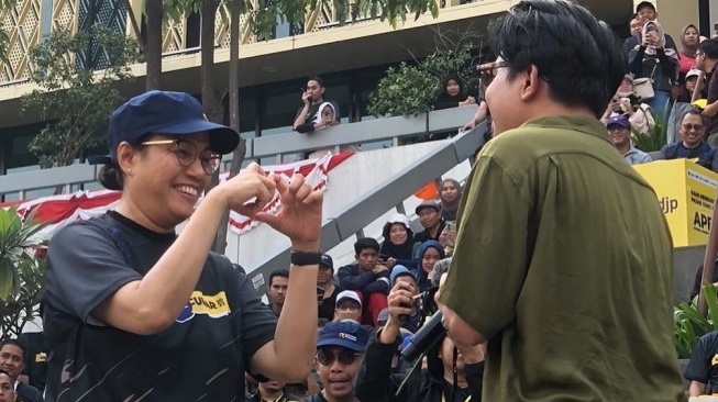 Julian Kaisar vokalis Juicy Luicy berinteraksi dengan Menteri Keuangan Sri Mulyani saat menggelar konser di halaman Mal Sarinah, Jakarta Pusat, Minggu (6/8/2023). [Instagram Juicy Luicy]