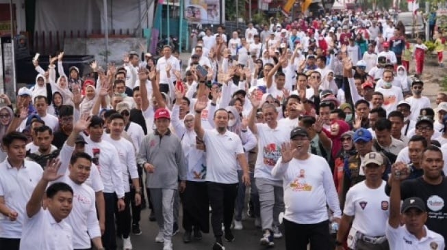 Gubernur Sulsel Andi Sudirman Bersama 20 Ribu Warga Jalan Sehat Anti Mager di Kabupaten Wajo