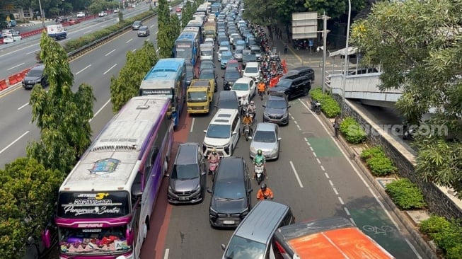 Sempat Dihadang Polisi di Simpang Semanggi, Belasan Bus Massa KASBI Timbulkan Kemacetan