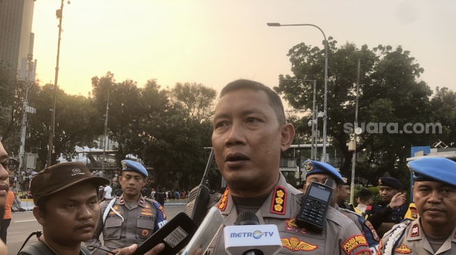 Kapolres Metro Jakarta Pusat Kombes Komaruddin ingatkan batas waktu buruh berdemonstrasi. (Suara.com/Dea)