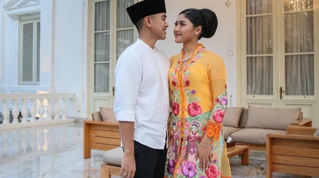 Erina Gudono Kembali Pamer Barang Mewah Puluhan Juta Saat Foto Bareng KAWS di Candi Pambanan