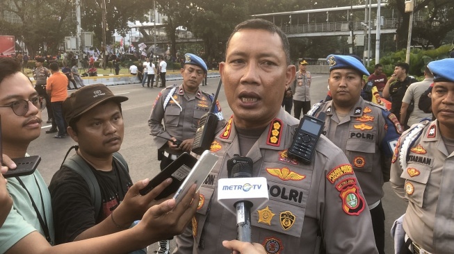 Demo Kondusif, Kapolres Jakpus Tak Masalah Massa Buruh Gunakan Flare dan Smoke Bomb