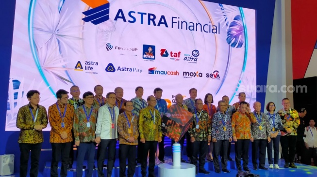 Jajaran manajemen Astra Financial saat peresmian booth Astra Financial di GIIAS 2023 yang diberi tema "Driving your dreams" [Suara.com/CNR ukirsari].