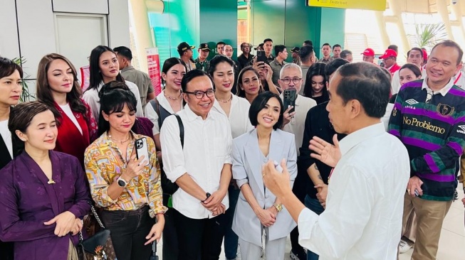 Presiden Joko Widodo (Jokowi) bersama penggiat seni saat mau menjajal LRT pada Kamis (10/8/2023). [Foto: Laily Rachev - Biro Pers Sekretariat Presiden]