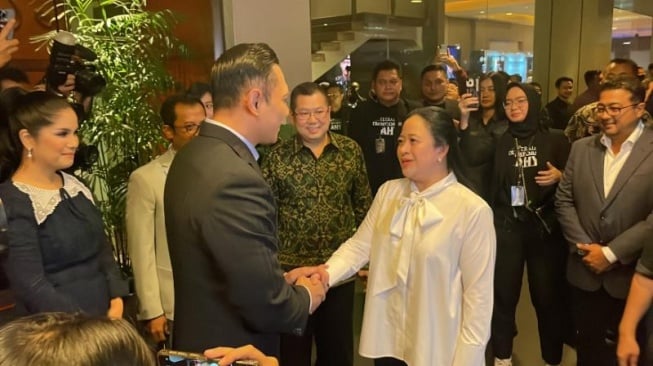 Ketua DPP PDIP Puan Maharani bertemu Ketum Partai Demokrat Agus Harimurti Yudhoyono di Djakarta Theater saat peluncuran buku Tetralogi Transformasi AHY pada Kamis (10/8/2023). [Suara.com/Novian]