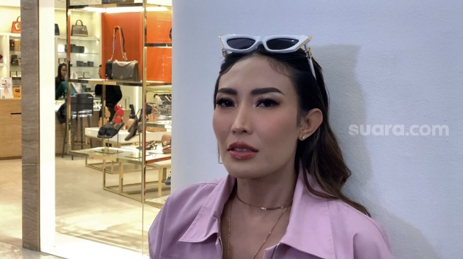 Ayu Dewi Sindir Habis-habisan Desta di Depan Presiden Jokowi Pasca Cerai Natasha Rizky