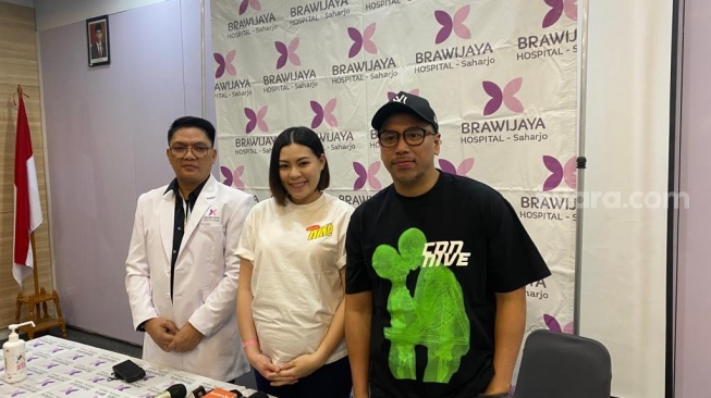 Sammy Simorangkir dan Vivianne dalam konferensi pers kelahiran anak kedua di RS Brawijaya Hospital Saharjo, Jakarta Selatan, Kamis (10/8/2023). [Suara.com/Tiara Rosana]