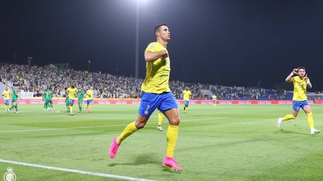 Cristiano Ronaldo melakukan selebrasi usai mencetak gol lewat tendangan penalti di semifinal Liga Champions Arab 2023 antara Al Shorta vs Al Nassr di Stadion Prince Sultan bin Abdul Aziz, Abha, Rabu (9/8/2023) malam WIB. Gol tersebut membawa Al Nassr menang 1-0 untuk melangkah ke final, [Twitter/@AlNassrFC_EN]