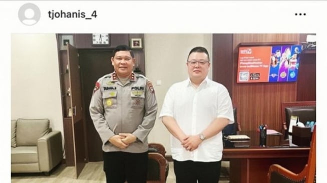 Breaking News: Viral Foto Kapolda Kepri Bersama DPO TJ, Kabid Humas Beri Penjelasan