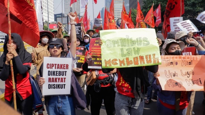 Buruh melakukan aksi demonstrasi di Jalan MH Thamrin menuju kawasan Monumen Nasional, Jakarta, Kamis (10/8/2023). [Suara.com/Alfian Winanto]