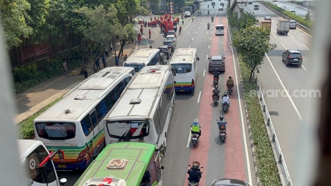 Belasan Bus Bermuatan Massa KASBI Dihadang Aparat di Simpang Susun Semanggi