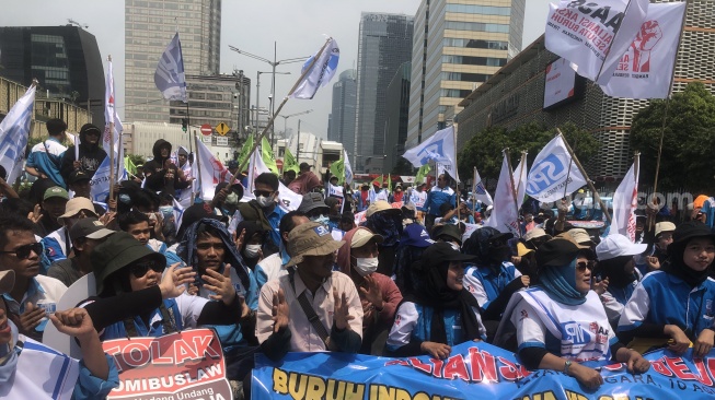 Protes Ribuan Pendemo Tertahan saat Menuju Jakarta, Massa Buruh Blokade Jalan MH Thamrin