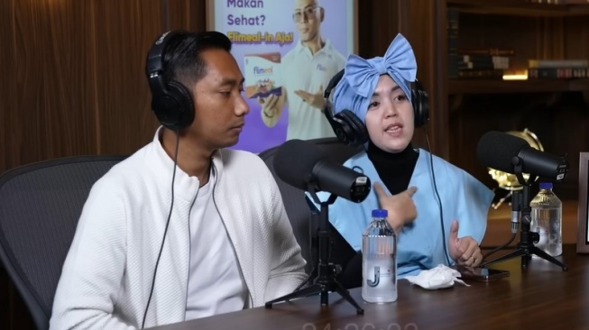 Sunyoto Indra Prayitno bersama Syarah yang mengaku sebagai korban penipuan Mario Teguh, saat menjadi tamu di podcast Deddy Corbuzier. [YouTube Deddy Corbuzier]