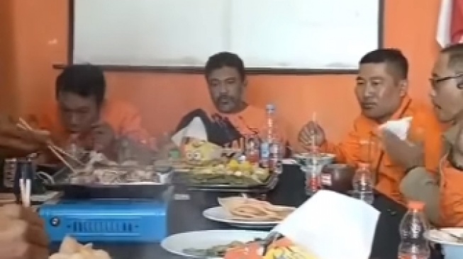 Video Said Iqbal sedang makan besar bareng sejumlah orang diduga pengurus Partai Buruh. (tangkapan layar/ist)