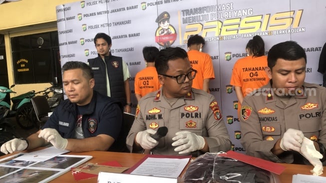 Polisi saat merilis kasus pria di Taman Sari, Jakarta Barat tewas dikeroyok teman dan pacarnya usai pesta sabu. (Suara.com/Faqih)