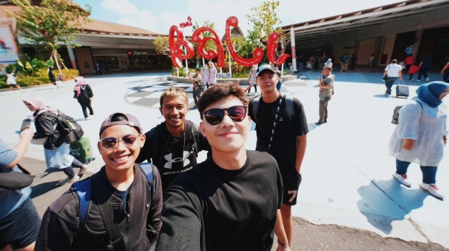 Remaja kreatif di balik sukses Tubrukersss: Josua Jonathan, Widhi Mahesa, Wahyu Prasetiyo, dan Benito Ariel Benyamin berlibur ke Bali. [Instagram]